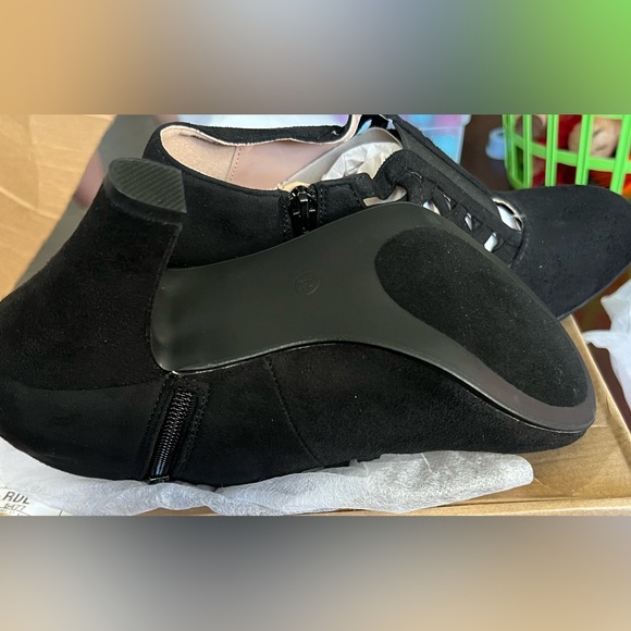 Journee Collection Piper in size 7.5 black. - Picture 7 of 8